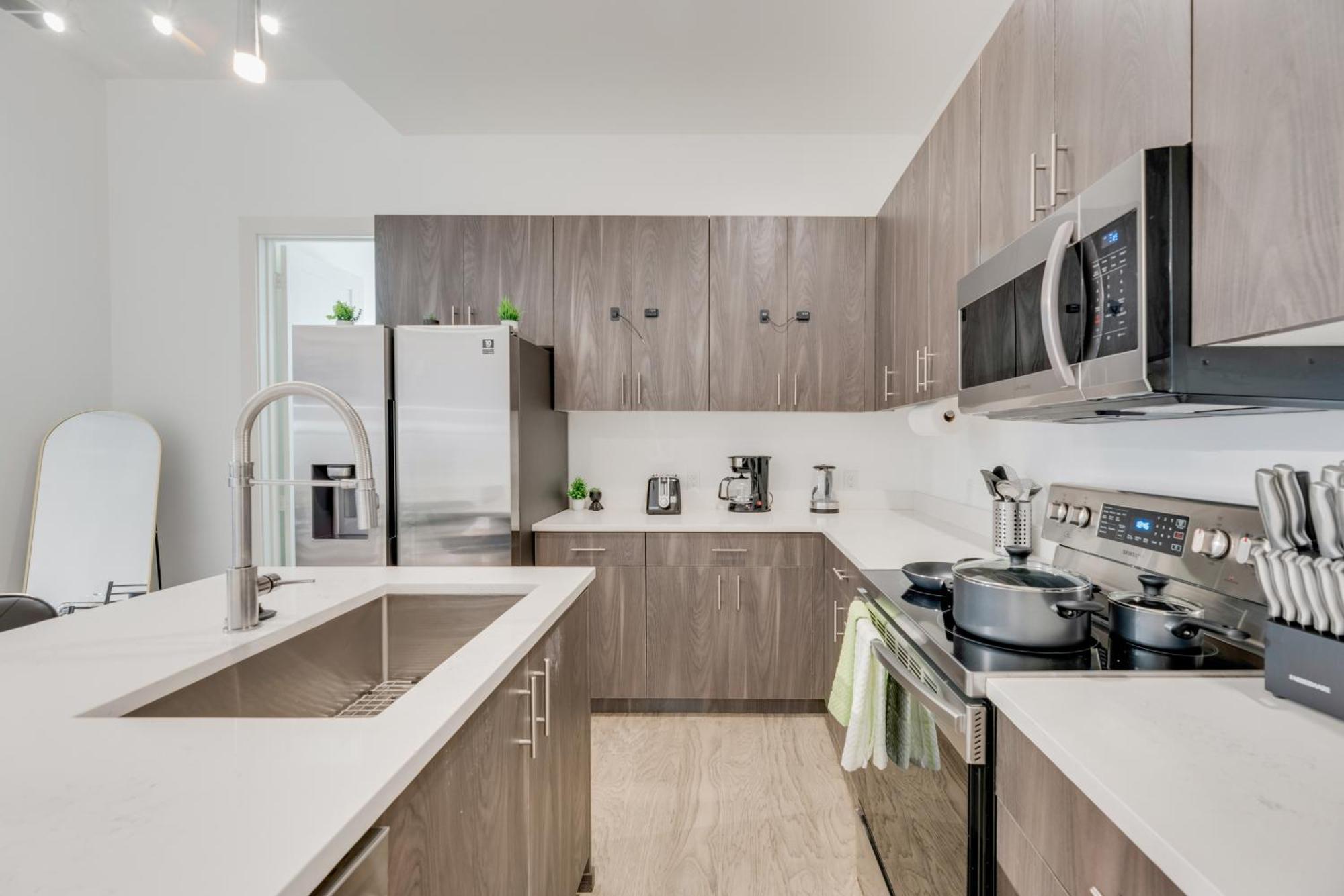 Snazzy Loft Style 2Br I Gym I Parking I Workspace Даллас Экстерьер фото