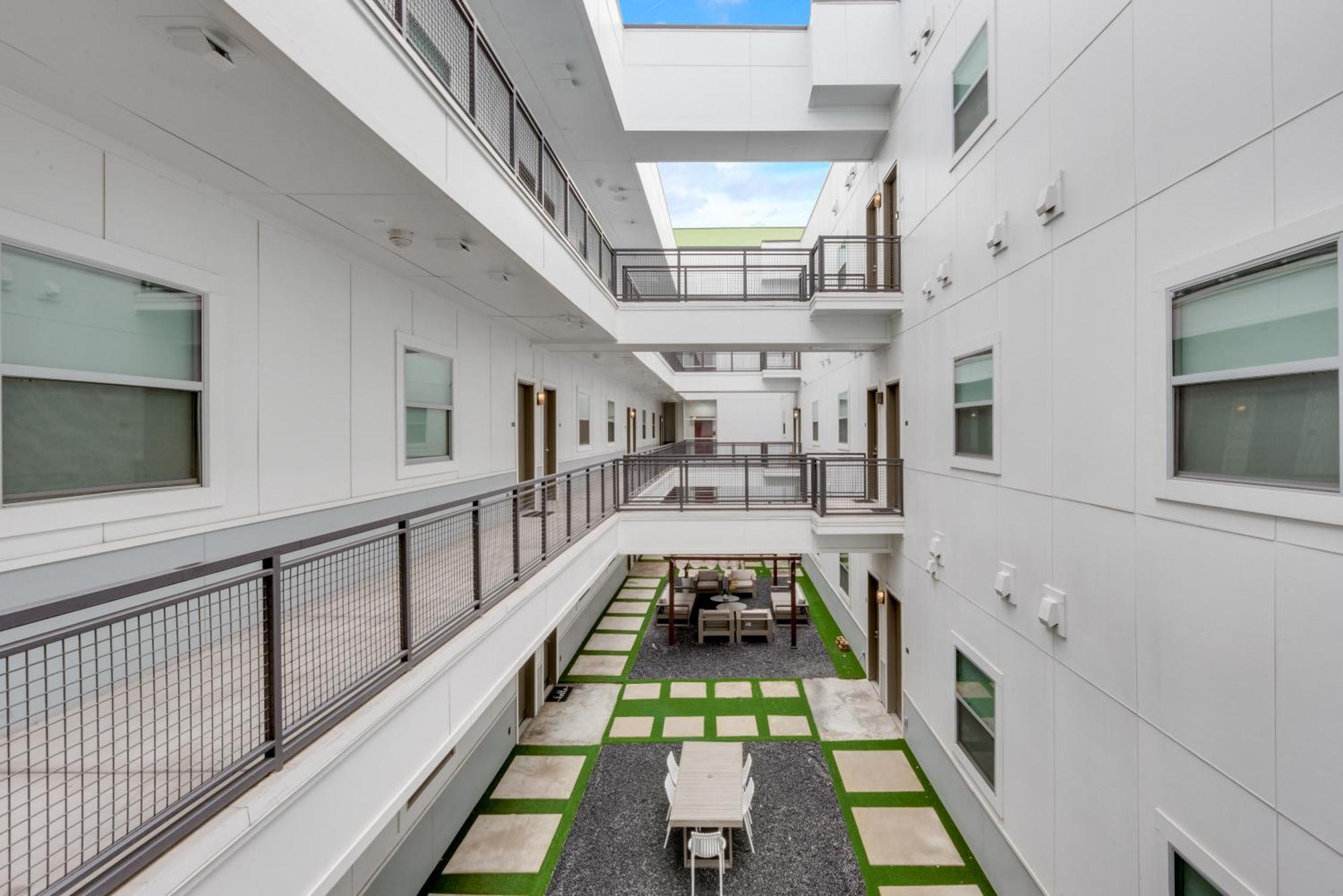 Snazzy Loft Style 2Br I Gym I Parking I Workspace Даллас Экстерьер фото